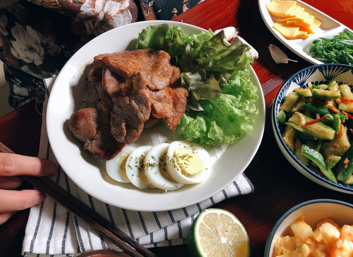 在家吃生菜包肉