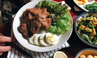 在家吃生菜包肉